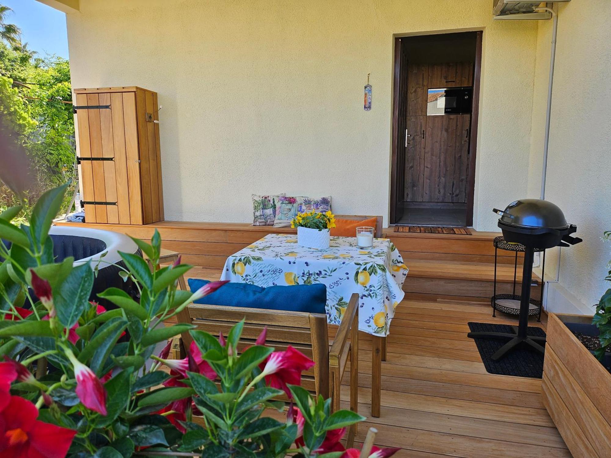 Charmant Studio Pres De La Plage Avec Jacuzzi Et Terrasse Privative Villeneuve-Loubet Exterior foto