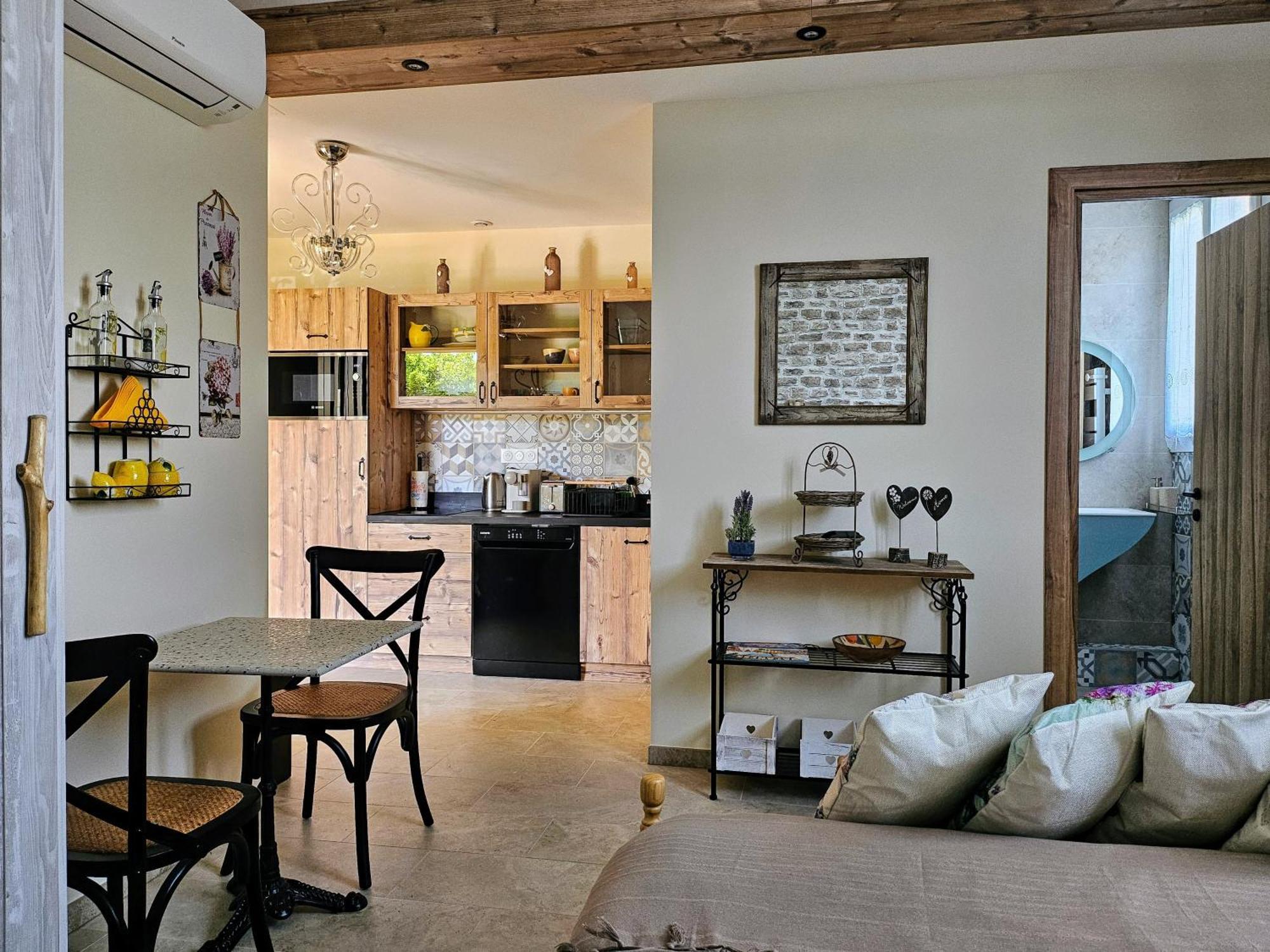 Charmant Studio Pres De La Plage Avec Jacuzzi Et Terrasse Privative Villeneuve-Loubet Exterior foto